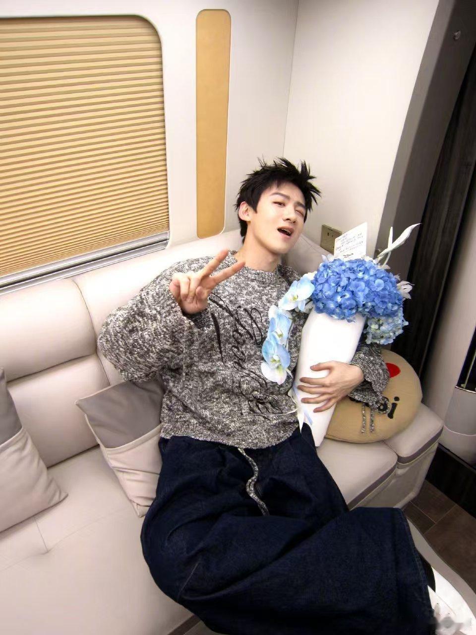 白敬亭抱花wink白敬亭十一宫格营业白敬亭十一宫格营业，抱花wink[太开心] 