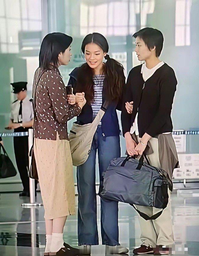 时尚是个轮回，香港在二十年前就已经穿勃肯鞋＋短筒白袜了[微笑] ​​​