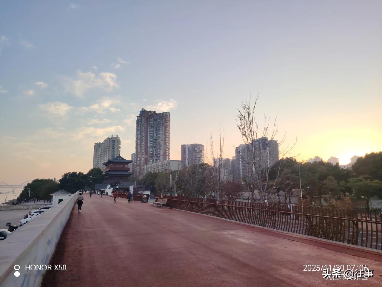 11月30日长江岸边晨练迎日出