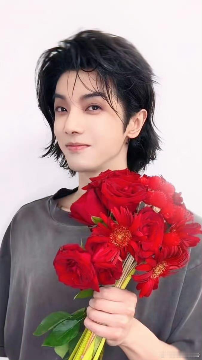 华晨宇七夕营业 七夕限定浪漫掉落💐谁签收了送出的玫瑰花！两张live图捕捉幸福