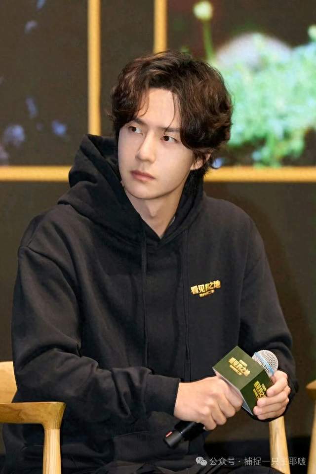 王一博：旱獭妈妈带着两个小朋友出来晒太阳，“像我们人类一样”