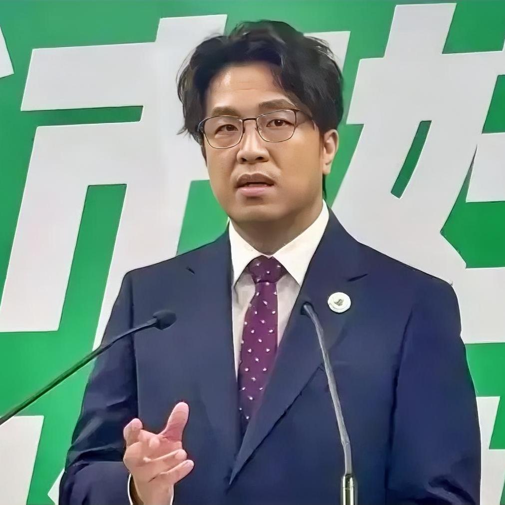 “台北伯起，壮洋台湾”——这是“台独”顽固分子沈伯洋竞选台北市长的口号！

你品