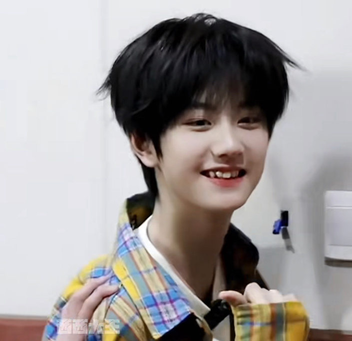 喜欢眼睛亮亮的大大的，头发早起会炸毛，皮肤白白，看着很单纯很善良的孩子，恰巧呢李