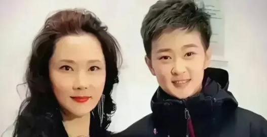 35岁丁克，41岁生子随母姓，这位女明星的家庭剧本，比她演的任何角色都颠覆。
丈