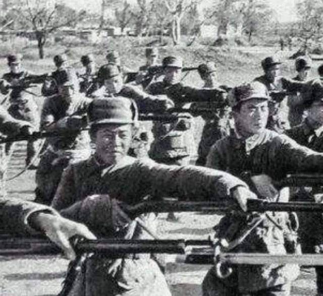 1935年，这一天，红军援西军保卫部长曾仁文，正在繁忙的工作，突然接到了特务连长