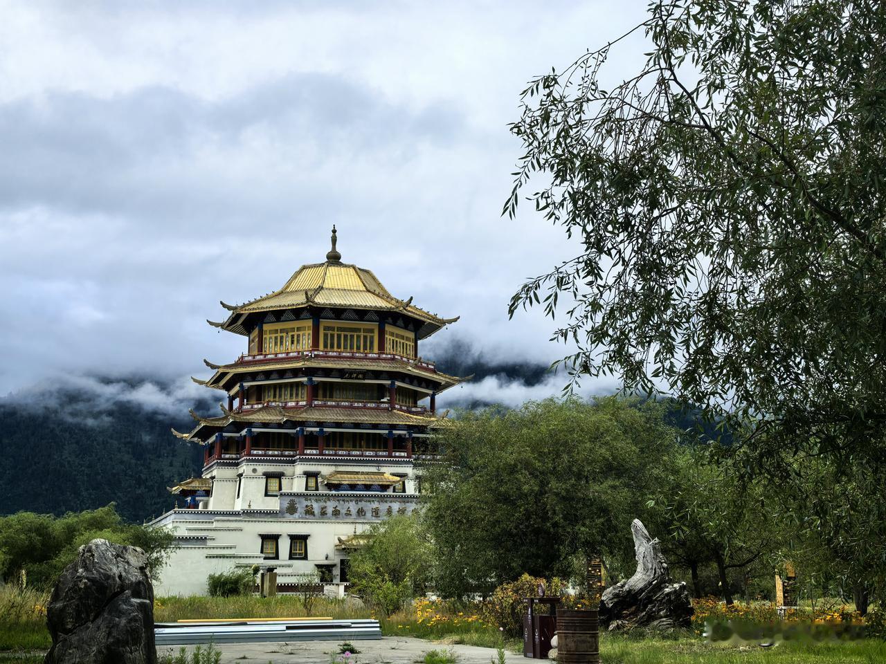 秋日生活打卡季尼洋客，福建援建，藏东南文化遗产博物馆，楼阁金顶飞檐，藏汉建筑风格