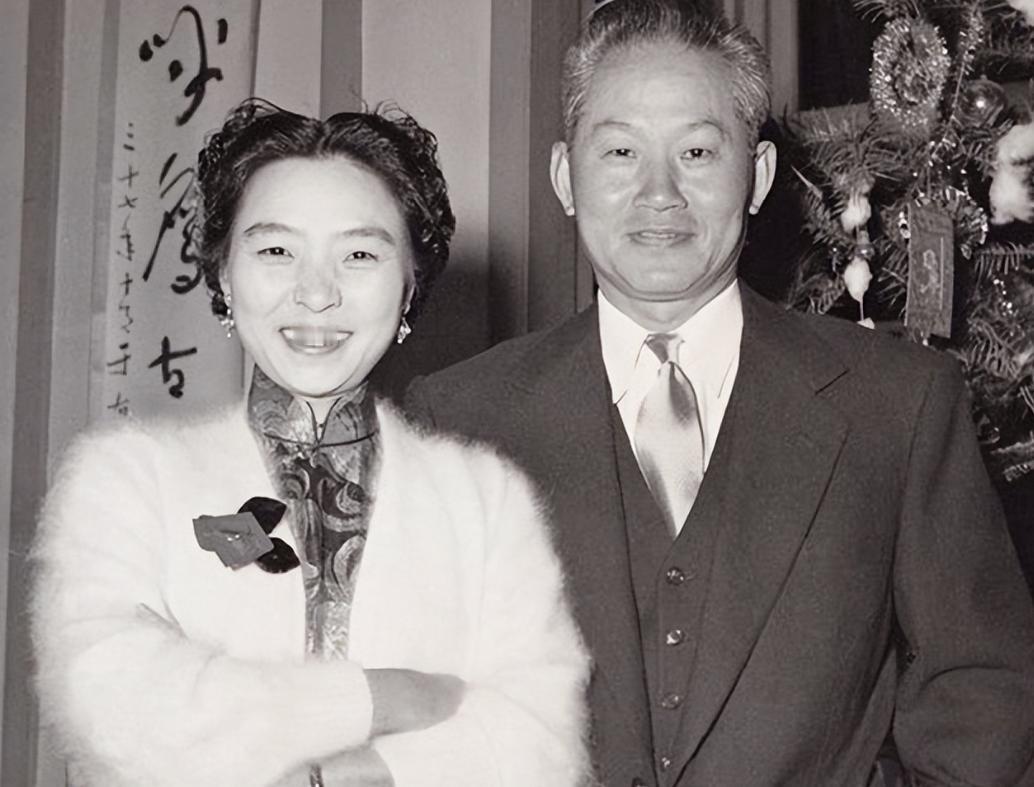 1951年，孙立人正准备上床睡觉，却发现被窝里躺着一个年轻的护士，就在这时妻子张