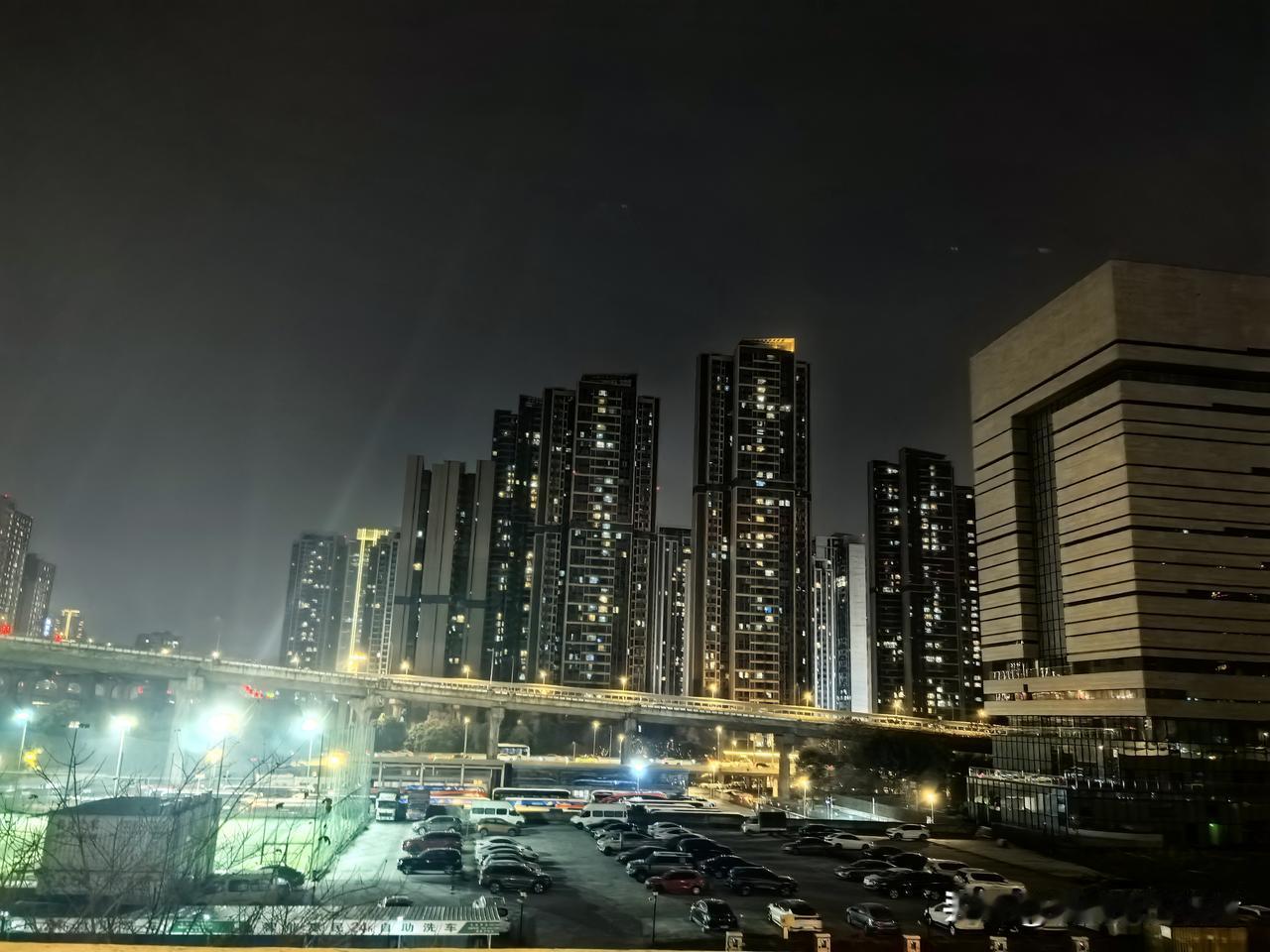 成都南二环路的夜景。