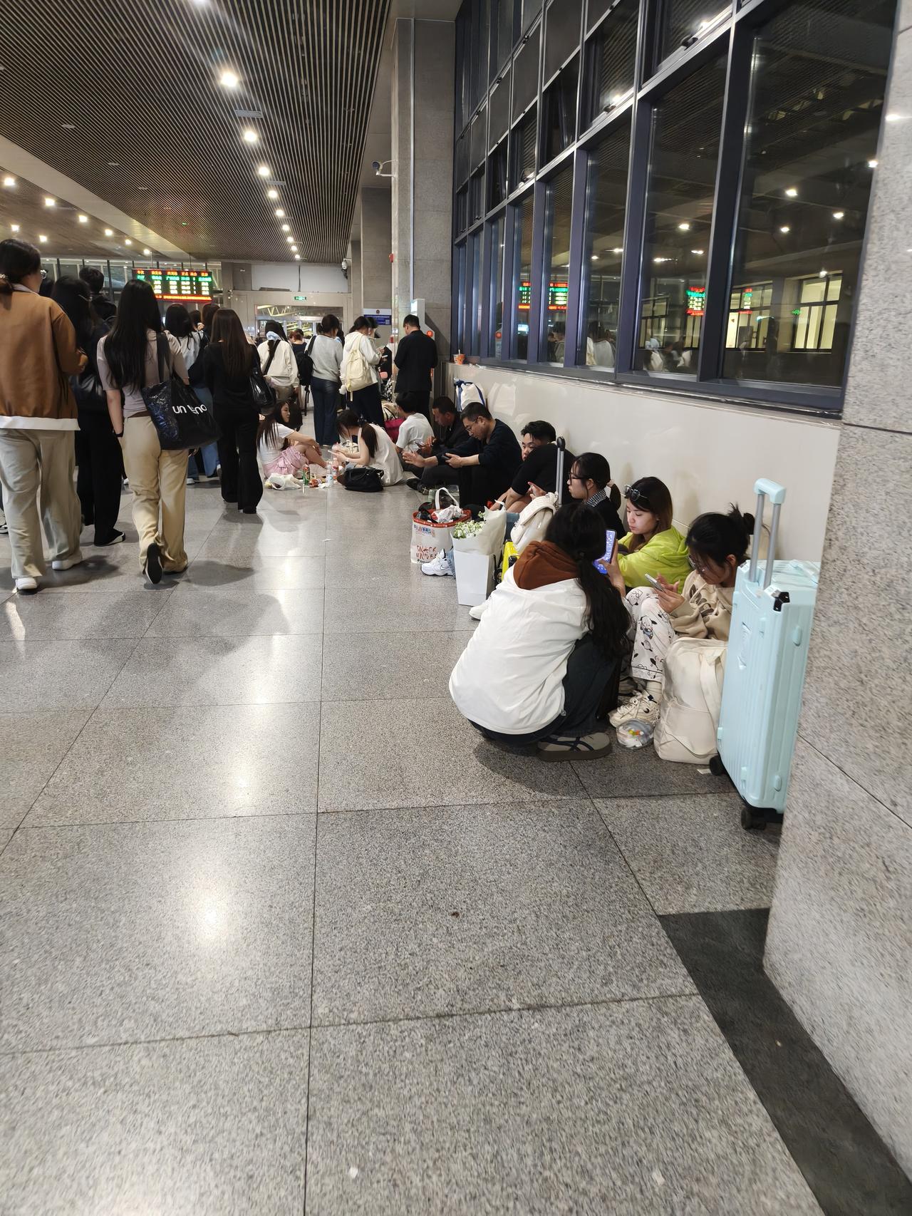 坐火车本就不易，晚上坐火车的人更是难上加难。这是我头一回经历晚上换乘，也得以目睹