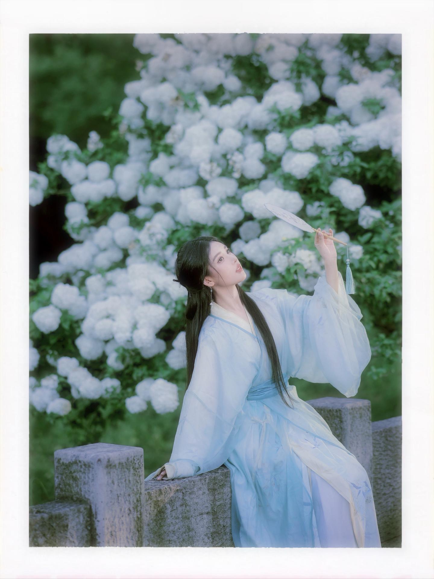 用佳能R6拍出撕拉片质感的照片教程来啦。🎨后期步骤大揭秘： 1.导入...