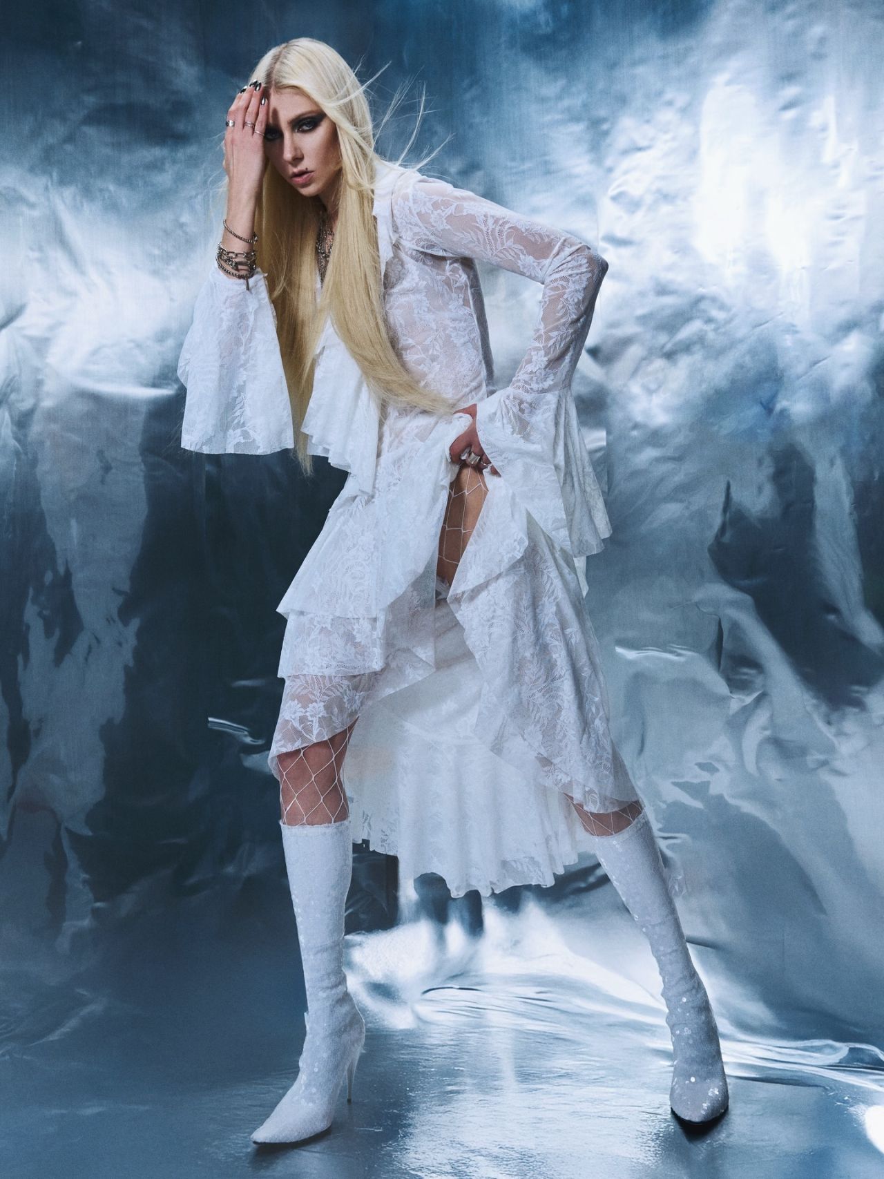 Taylor Momsen主演了2025年12月为tmrw Magazine拍摄