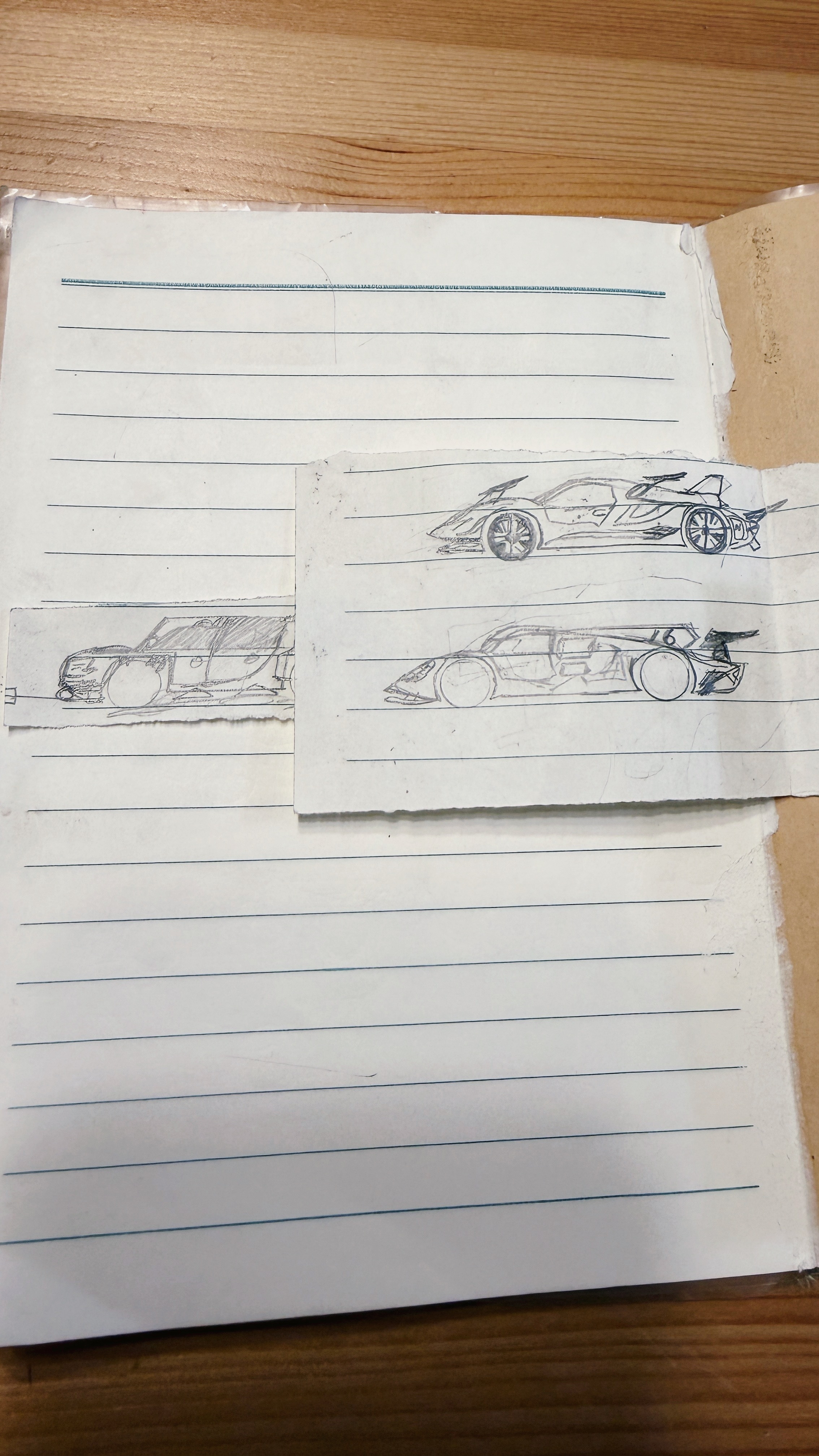孩子作业本上各种画车，跟我小时候一模一样，我让他先专攻侧面，找好比例，尽情想象，
