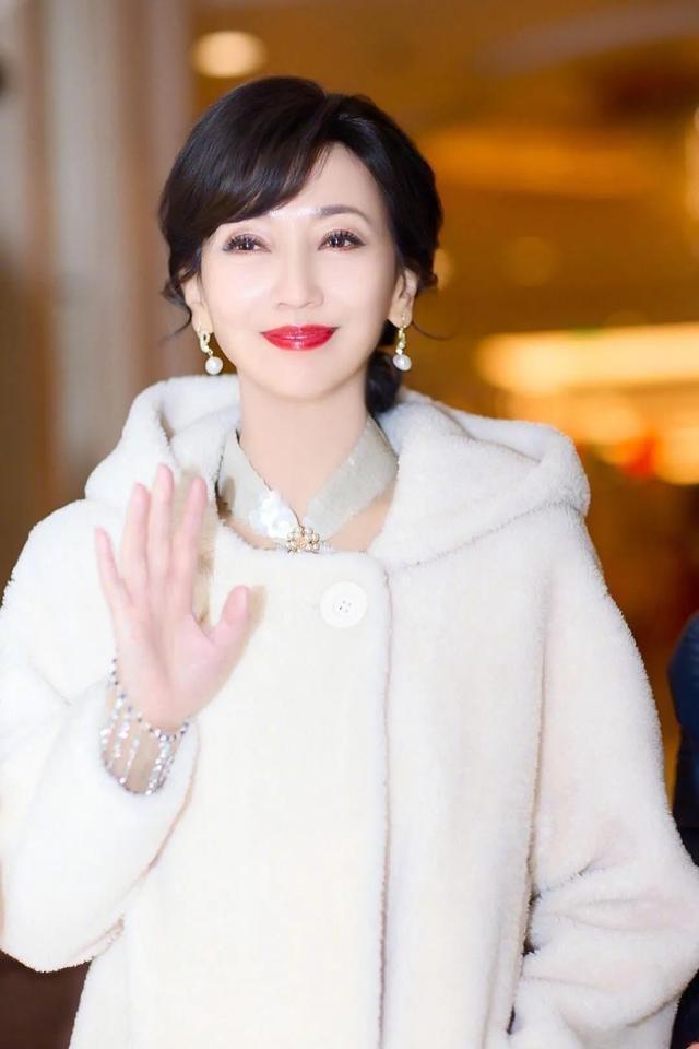 71岁的赵雅芝为啥不敢退休？说白了，她背后扛着一家子的担子，老公黄景申现在很少露
