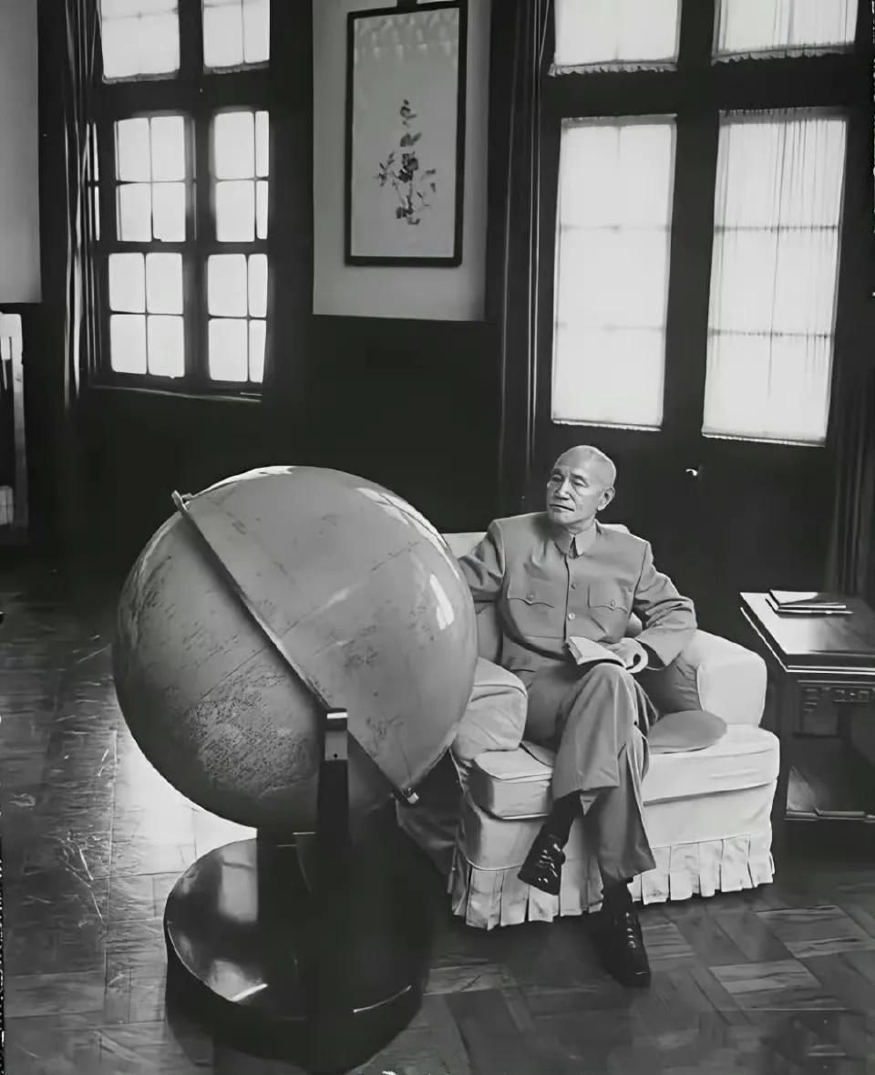 1961年，台北官邸，74岁的蒋校长坐在沙发上盯着巨大的地球仪时的一幕，这个地球
