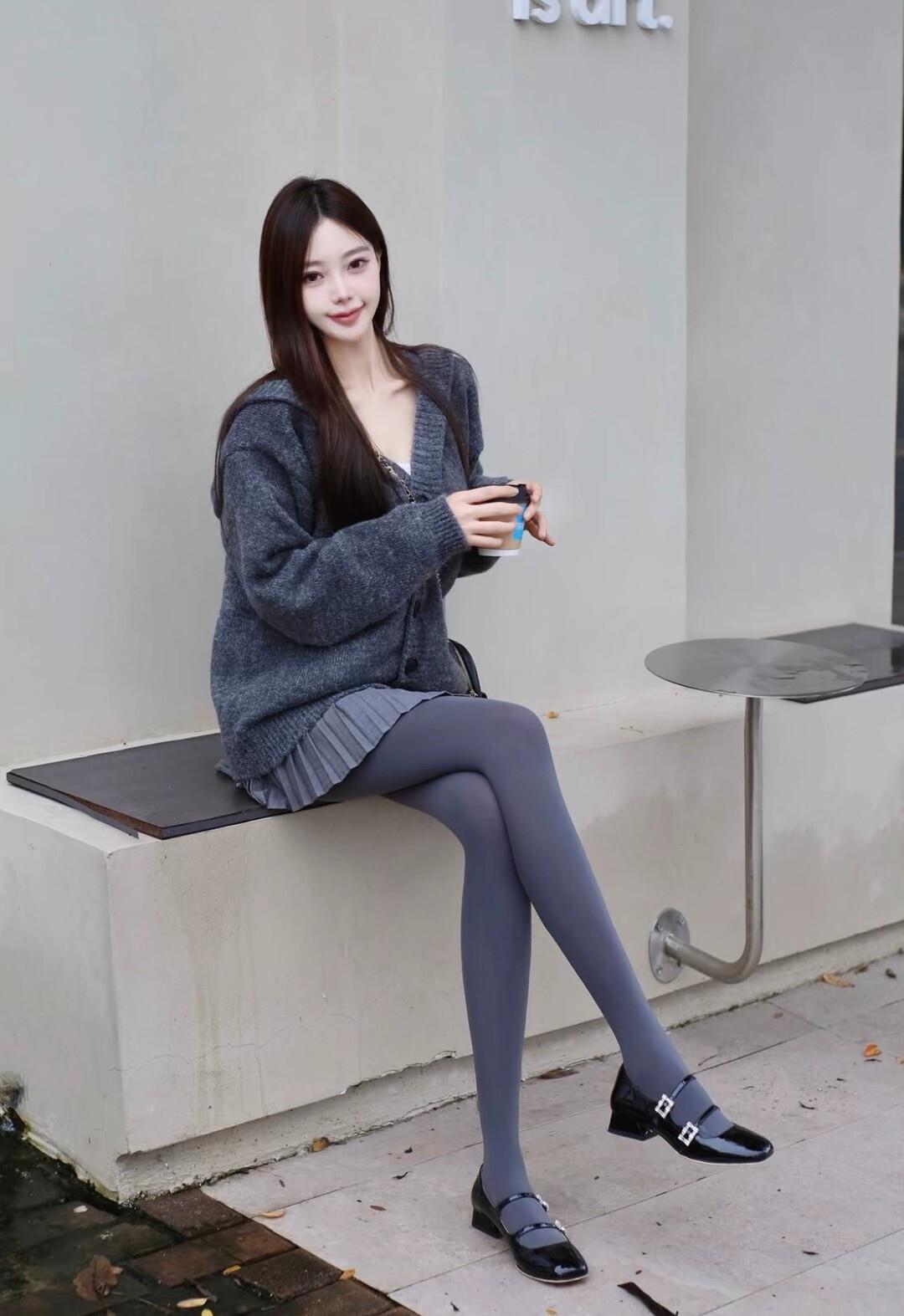 秋日暖阳下，咖啡与时尚相伴，轻松惬意的一天。🍂☕️👗