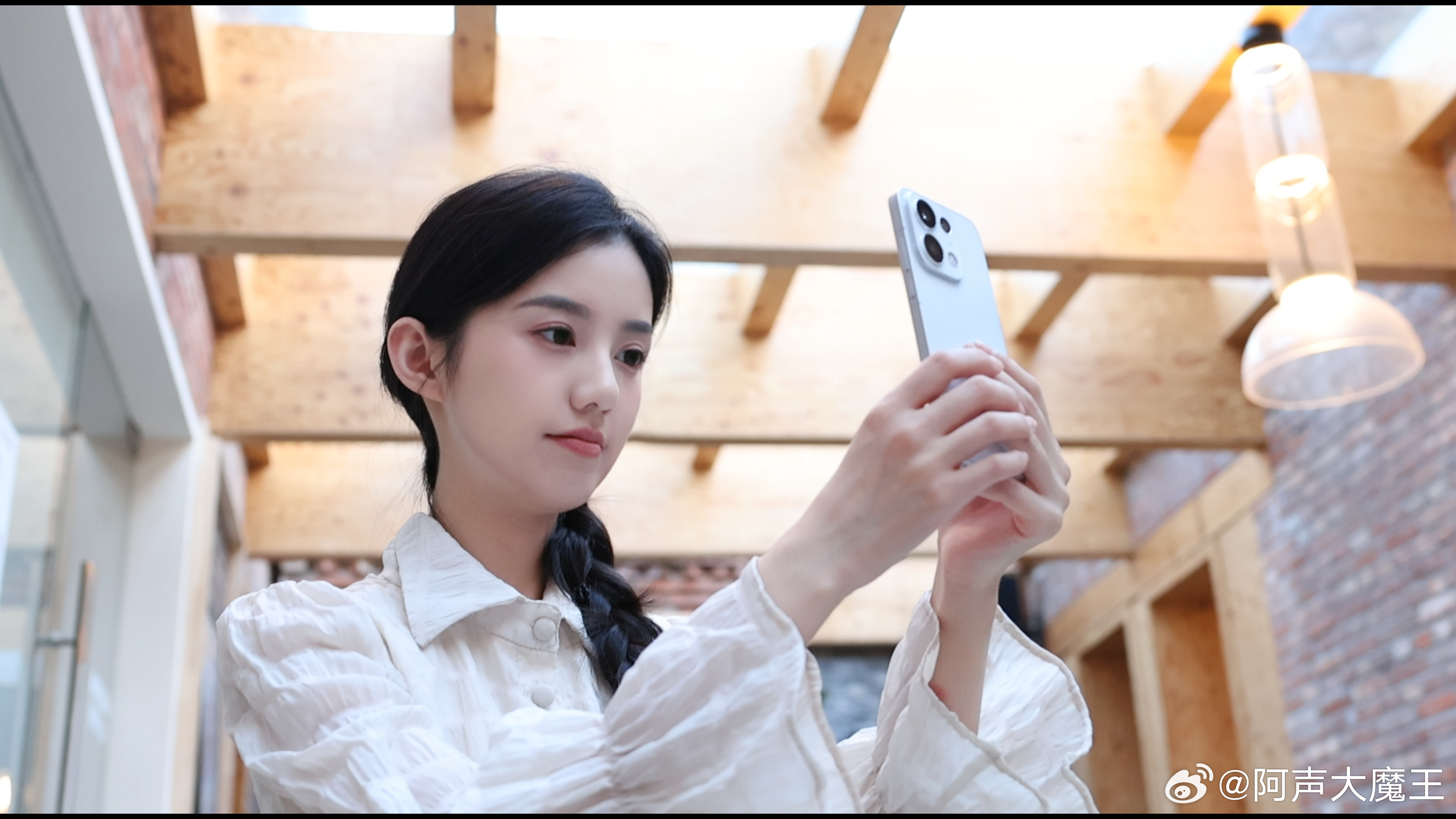 OPPO Reno16 Pro这次的外观，真的很难不夸。怦然星动这个配色不简单，