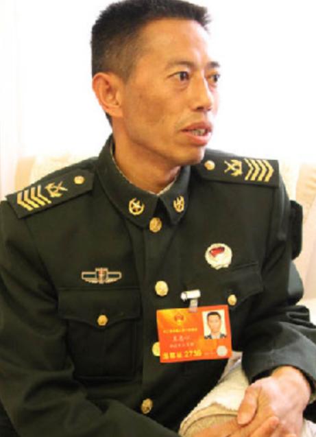 导弹兵王王忠心，1999年开始两次退伍被召回，妻子笑他：“只长胡子，不长职务”！