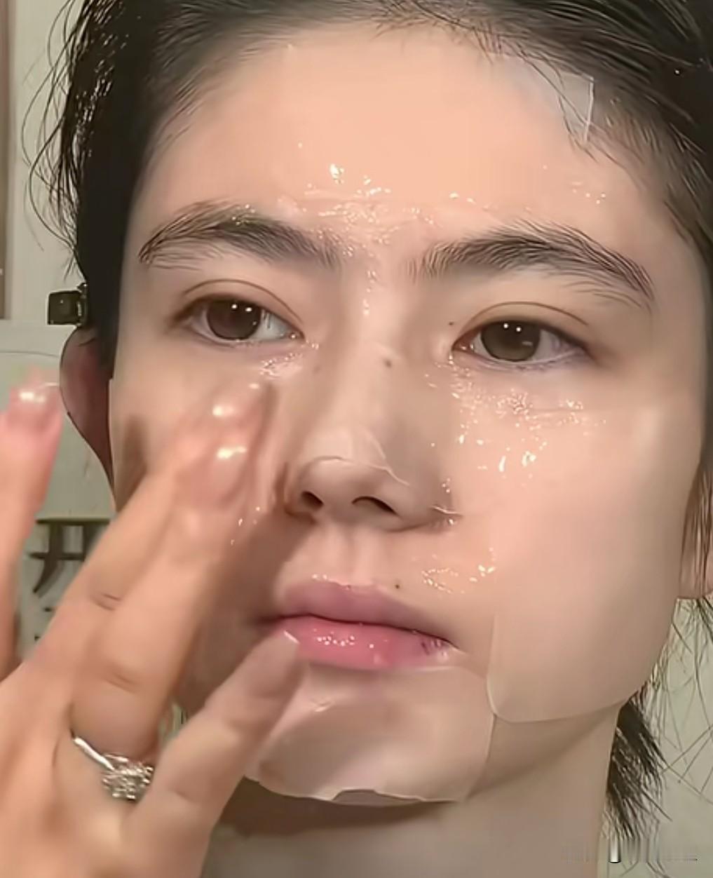 终于知道网上为啥那么多美女了！一个个肤如凝脂的，原来不仅仅是刮腻子，还直接挂网布