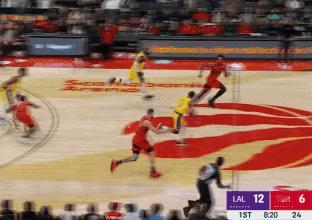 令人心疼！詹姆斯反击没有起飞，略显老态
北京时间12月5日，湖人与猛龙的比赛来到