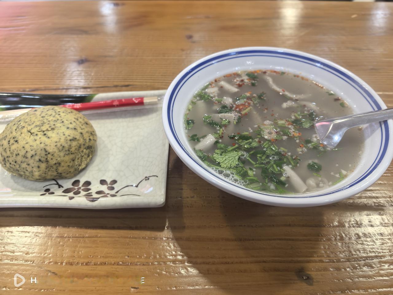 早晨路过岳记羊肠馆，忍不住还是走了进去。已经有几个月没喝羊肠汤了，这对于喜欢喝羊