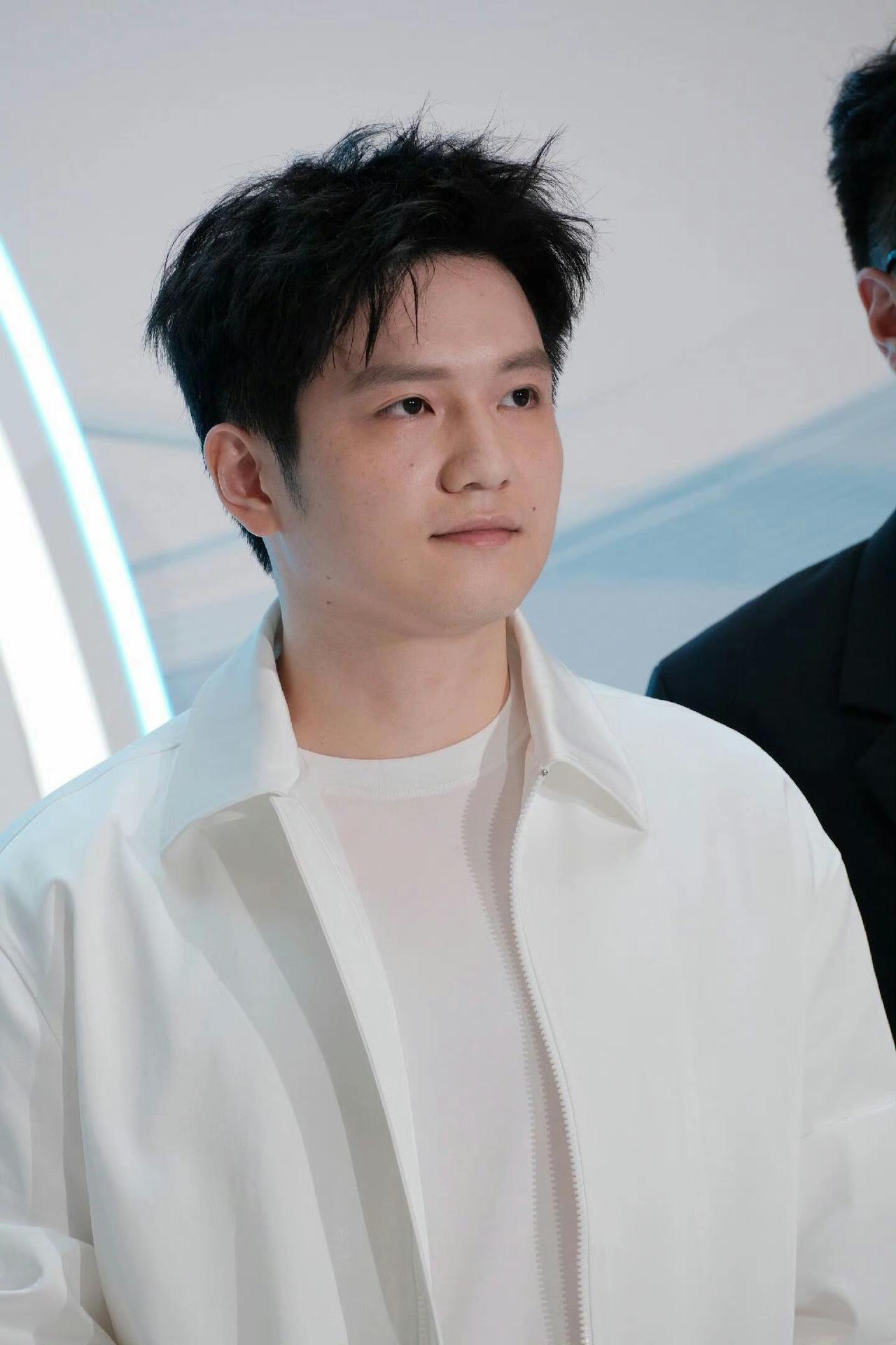 被樊振东这身白硬控到了，外表小东:又乖又萌；内外实力:恐怖如斯。 ​​​[大笑]