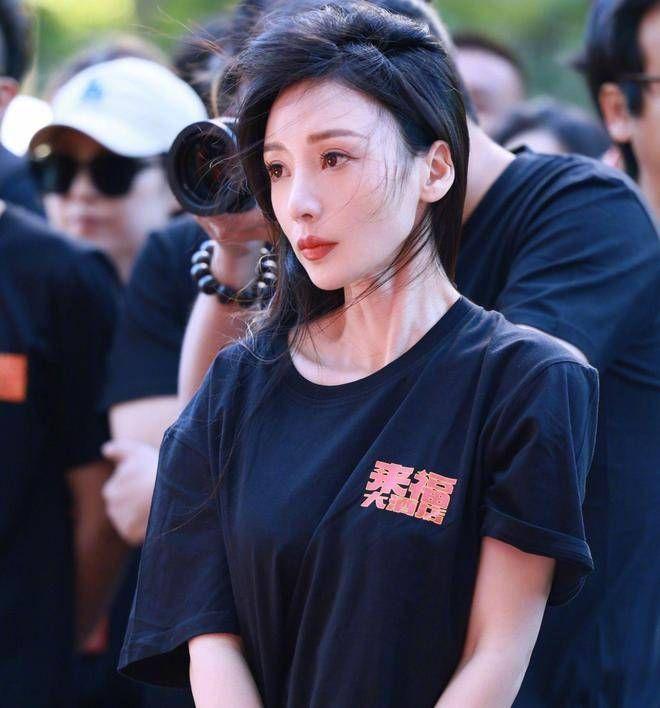 柳岩现在真的瘦了好多啊，尖下巴十分明显，甚至整个下半张脸看起来都没有什么肉啊，一