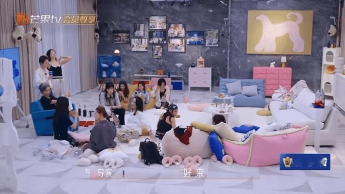 李晟还笑呢假期中的她们 姐姐们玩首字母找东西游戏也太欢乐了！曹颖定“Y”字母后，