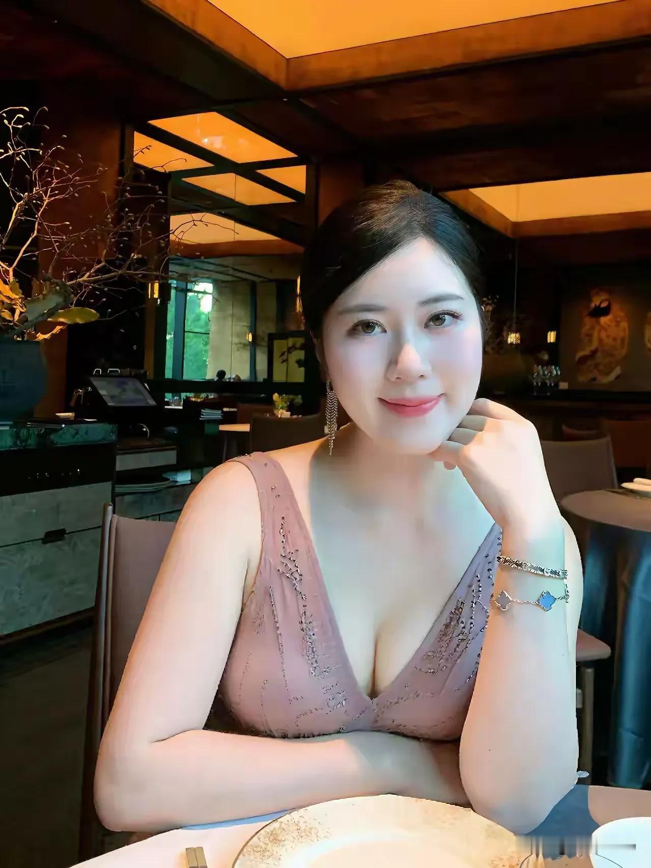 中国商品就像蝗虫！欧盟高层前段时间发文，直接把咱们出海的国货比喻成蝗虫——大意就