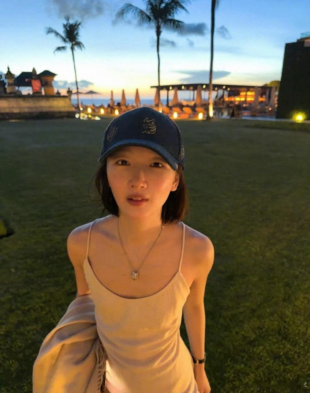 1.白鹿和周翊然没有谈恋爱，她们住的那个小区里有很多艺人，当然双方也没有什么暧昧