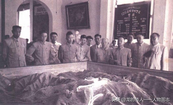 1955年8月中旬，李济深(右五)同朱德副主席(右一)等五人代表团赴朝鲜参加“八
