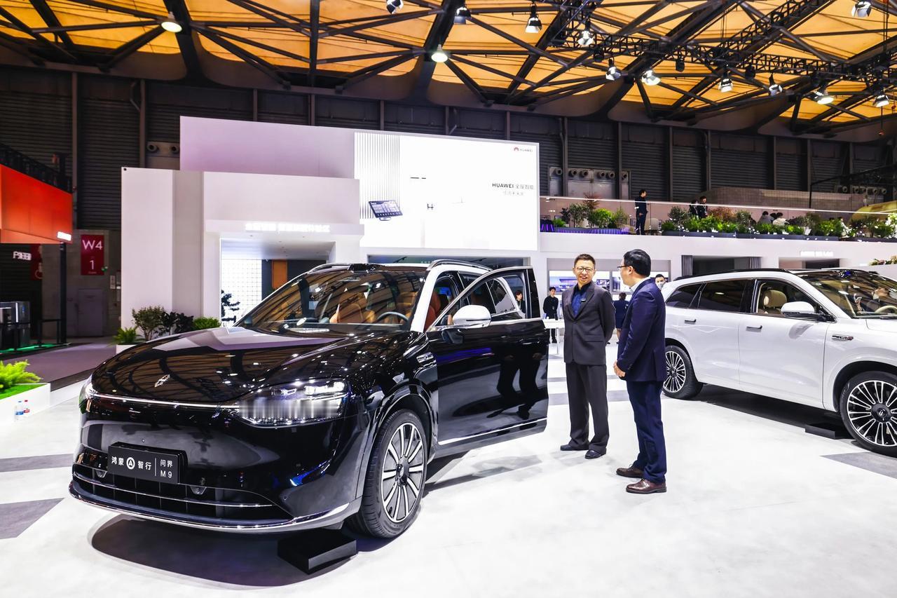 在AWE 2024大会上，华为带来了十分内卷的智慧屏产品。它就是智慧屏 V5 系
