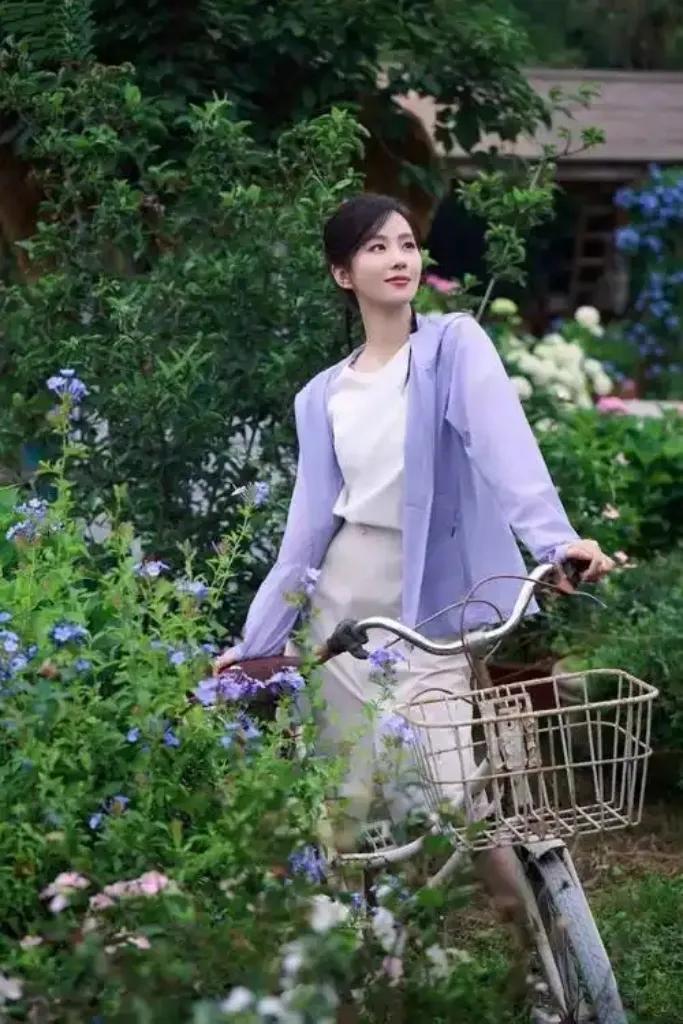 刘诗诗：城市林间的自然美学探索者！
刘诗诗近期通过田园生活实践、户外品牌合作及古