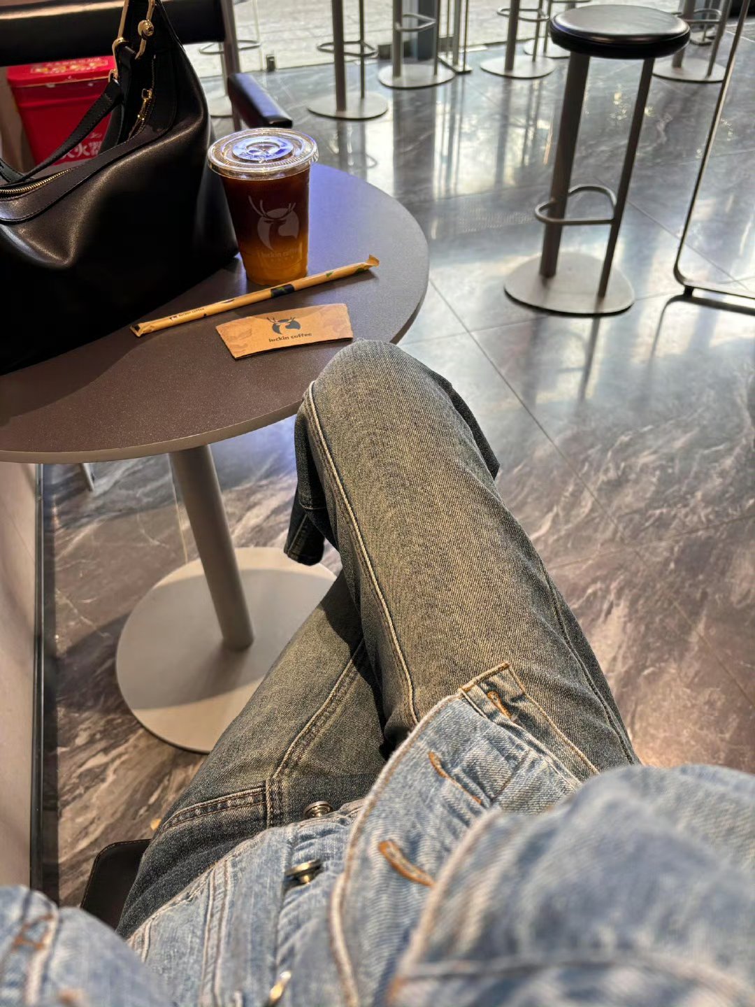 风很大树会因为留不住叶子而哭泣吗 