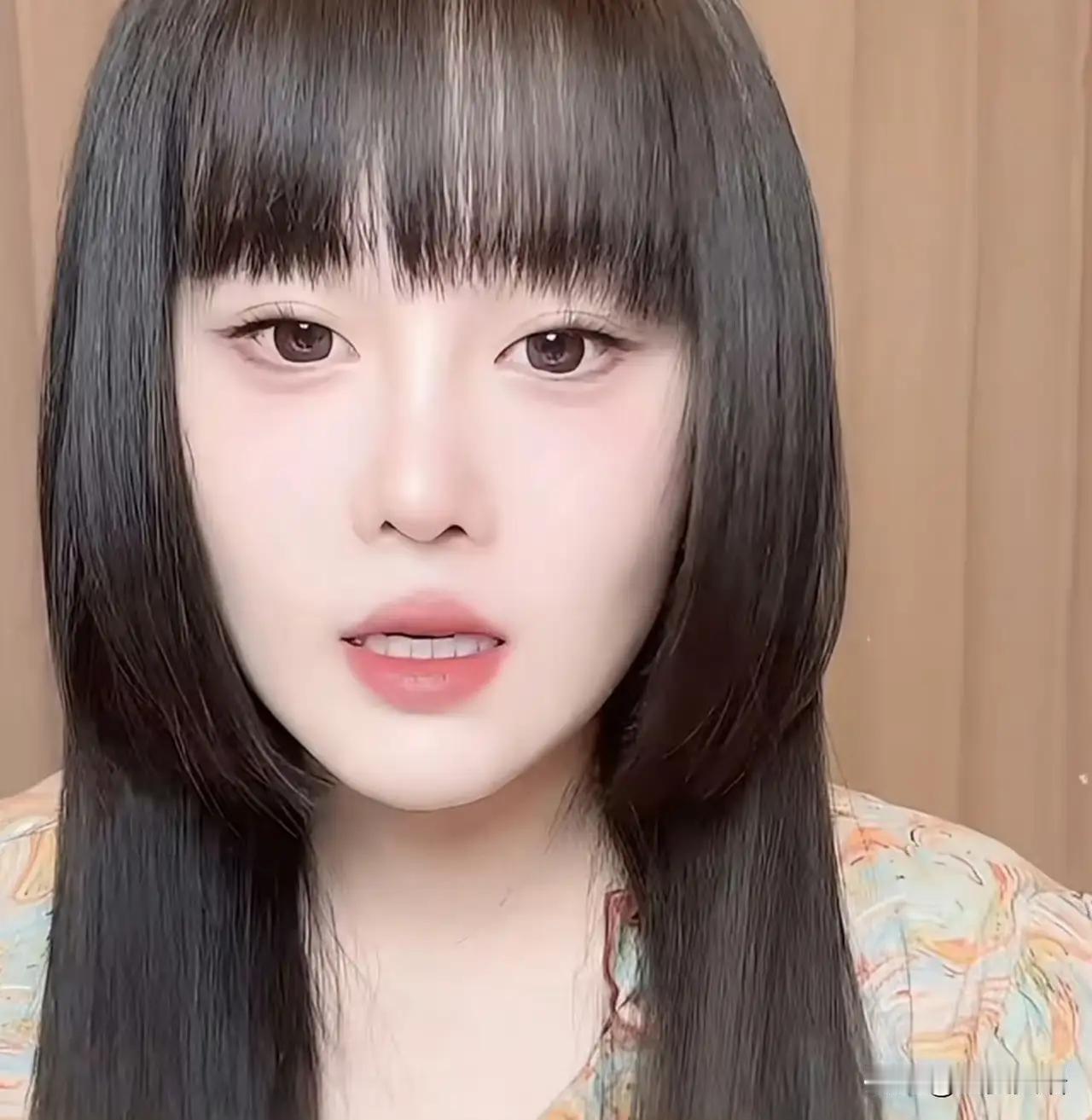 2月22日下午，赵本山女儿球球，猛地冲上了热搜。
并非直播翻车——而是球球将那扇