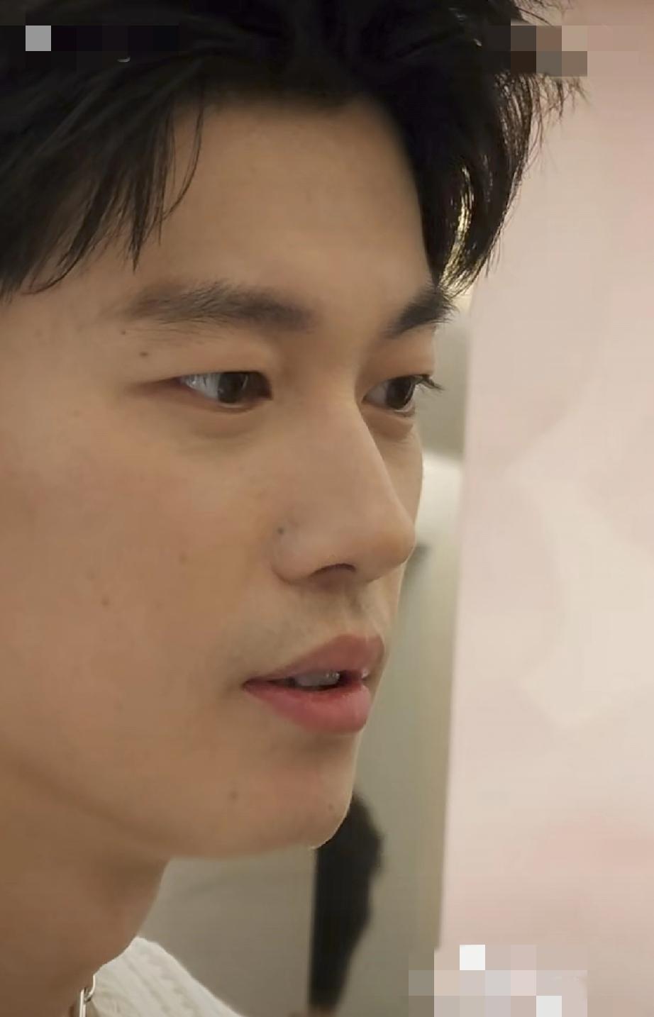 4月9日，汪顺现身北京蒂芙尼实在是太帅了，戴了金项链、金手镯金戒指，就像超级男模