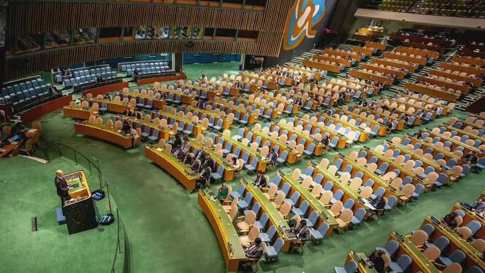 尴尬！联大演讲，没想到冷场超越纪录！
德国总理讲话，本以为座无空席，倾听世界工业