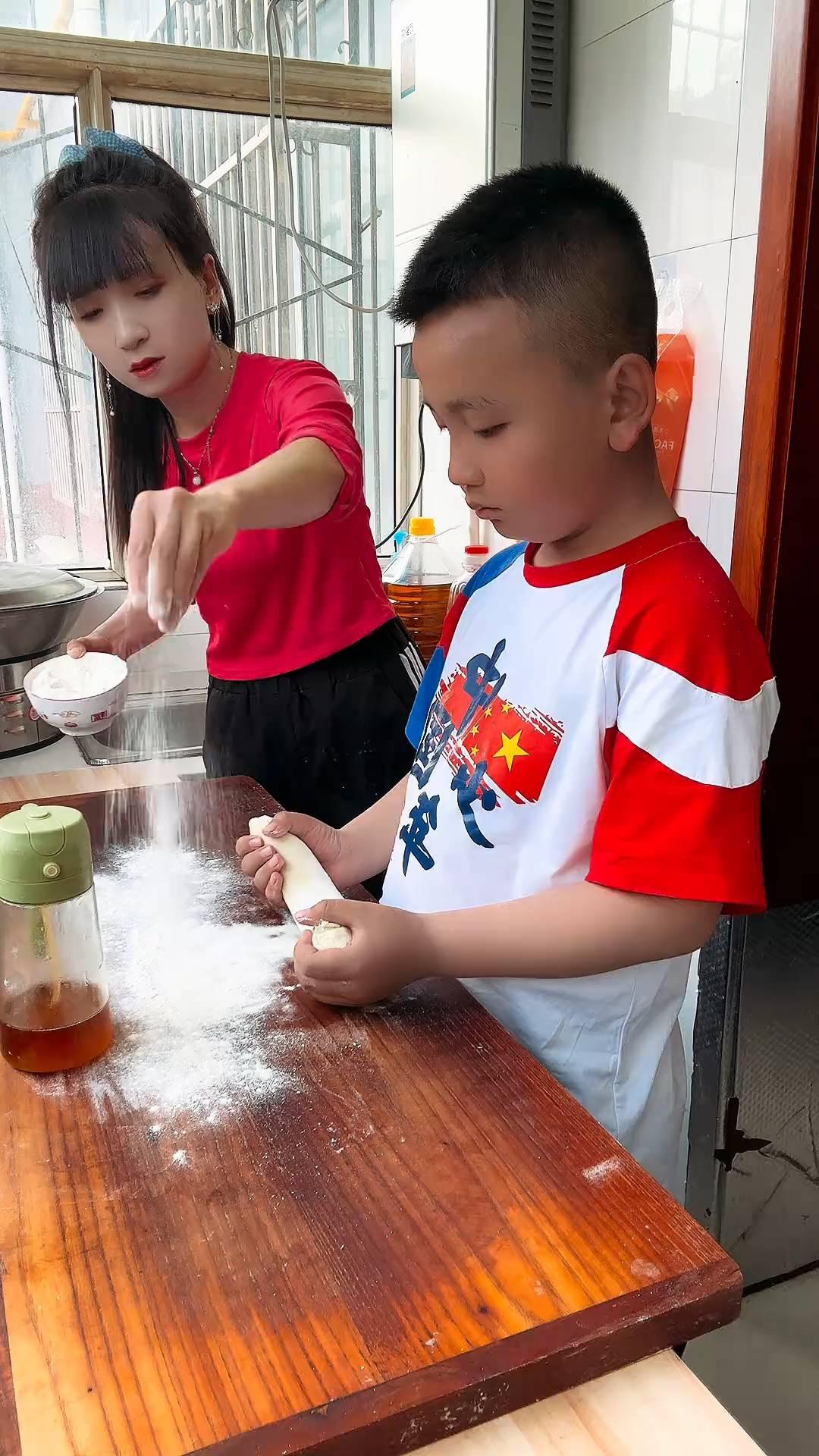 摆手，回头。