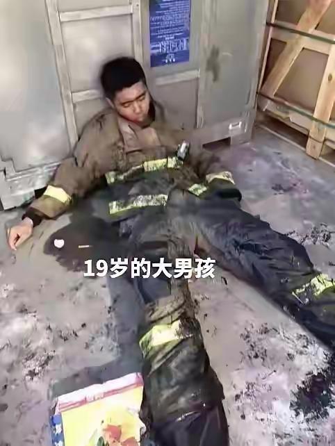 盯着这张照片，鼻子一下子酸了。画面里的消防员浑身裹着炭黑，消防服上还沾着灰烬，就
