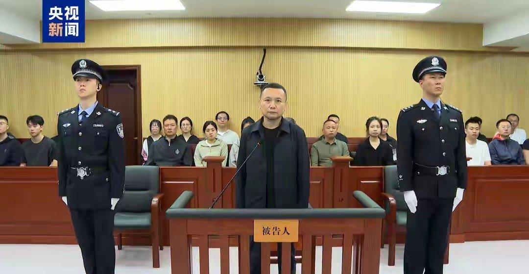 3195万，这是什么概念？北京不少普通工薪族，一年全部收入也就8-12万。一分钱
