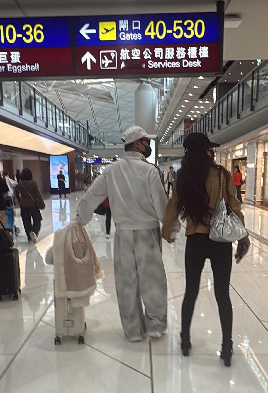 汪峰谈起恋爱来还真是轰轰烈烈了，年前情人节开始就被偶遇在三亚被森林北逛街，年后又