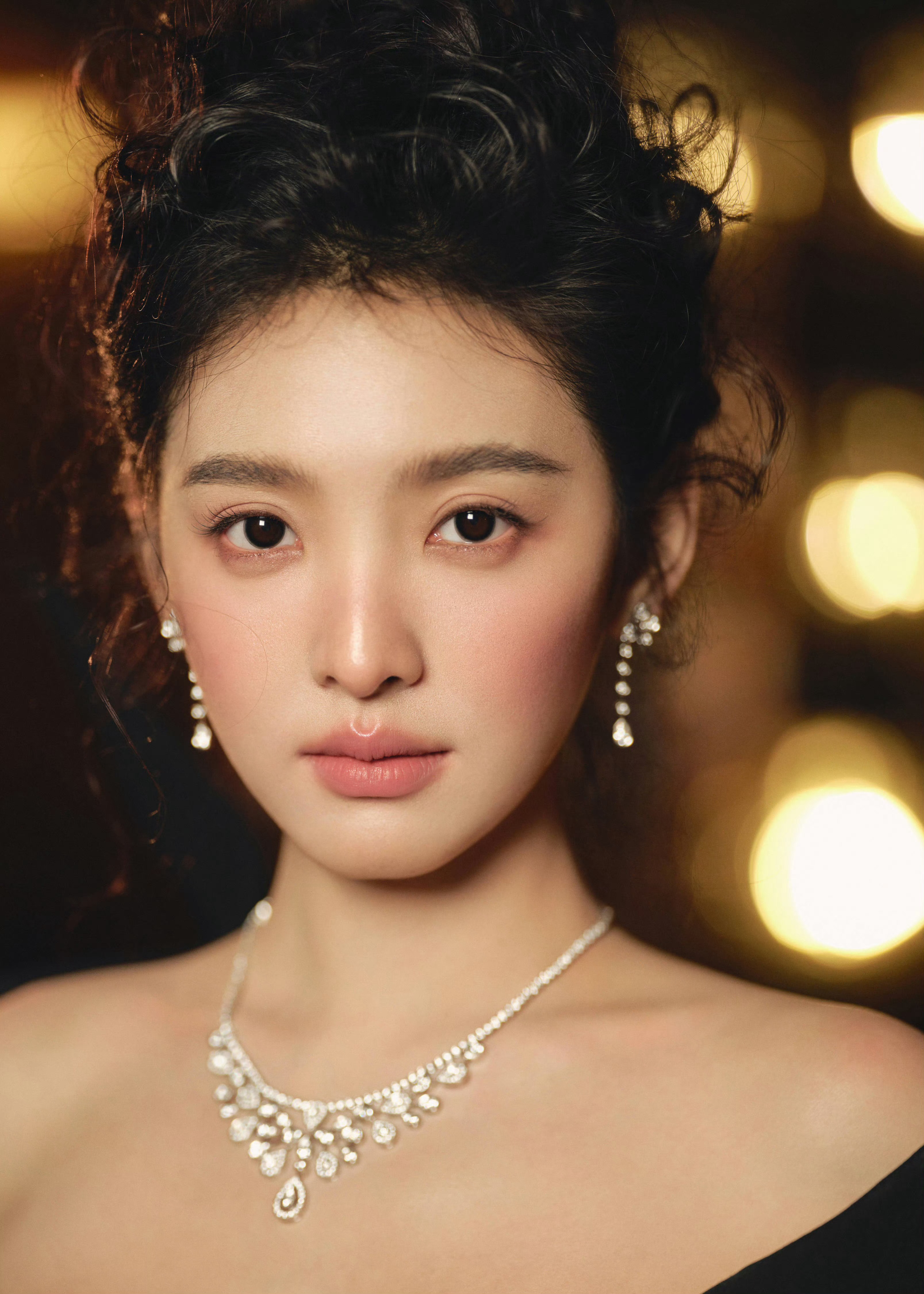 这个妆容还值得上热搜？说她怼脸美成神了？！特别是第二张感觉她喝醉了美女真的不适合