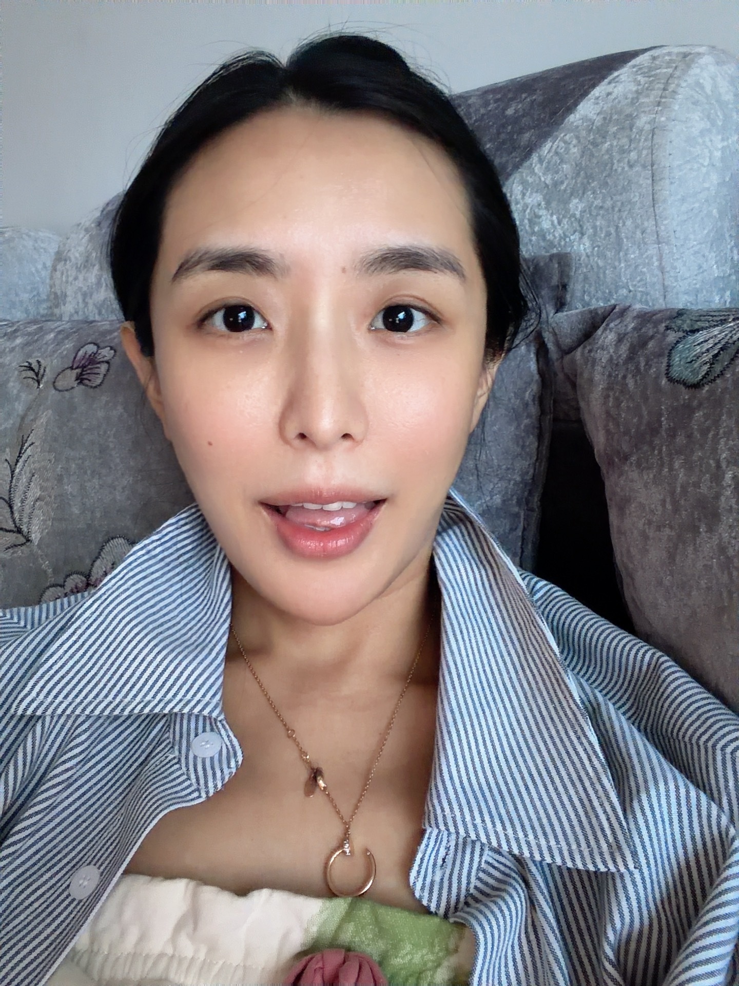 回老家的标配就是素颜+睡衣 真的是一点形象也不在意了 