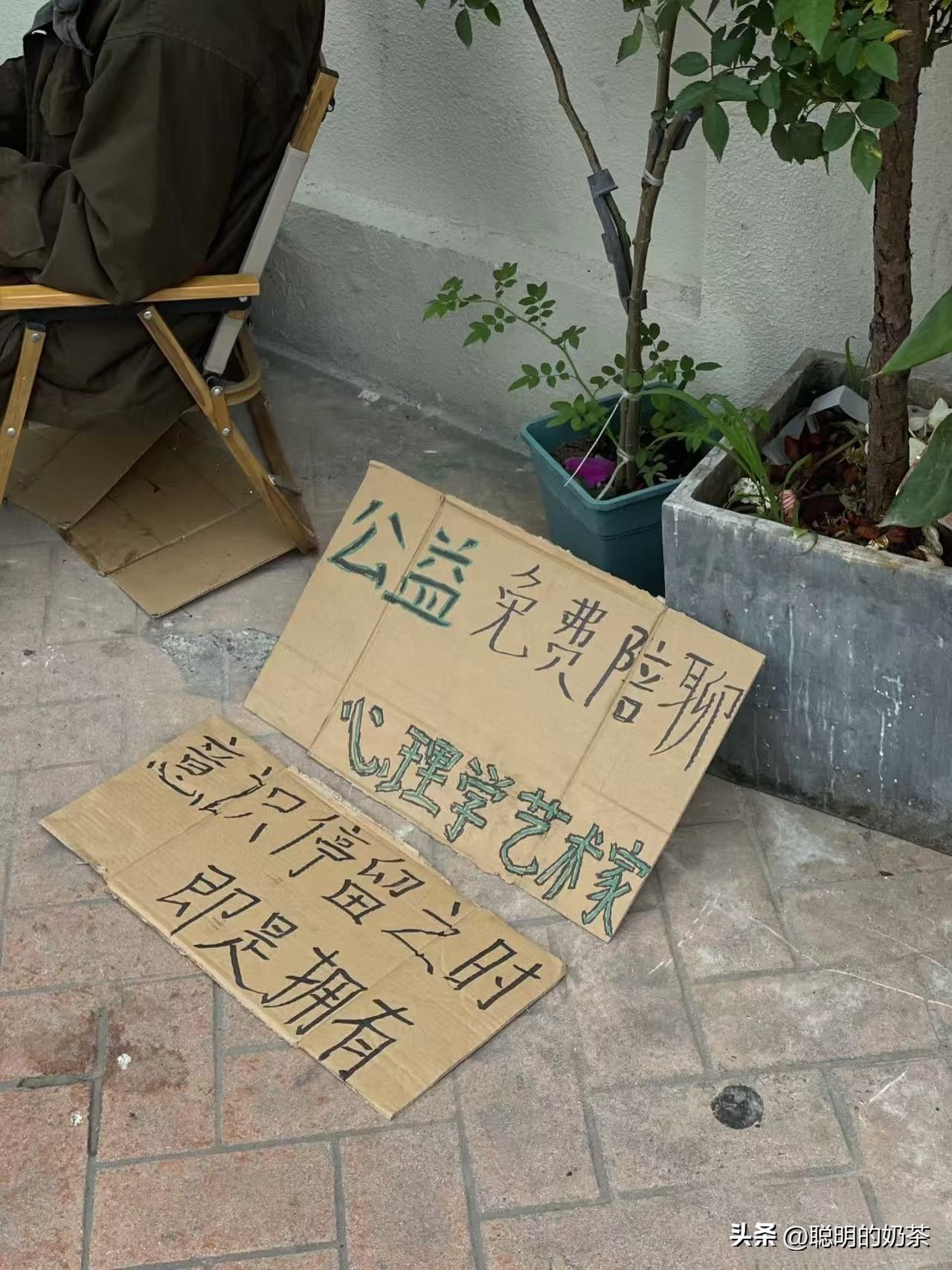 很好奇这是新出的什么职业？这样的工作看着很是简单是不是谁都可以做……