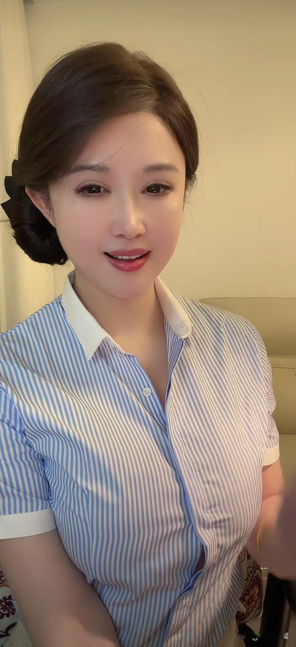 复古条纹衬衫，空姐美妇