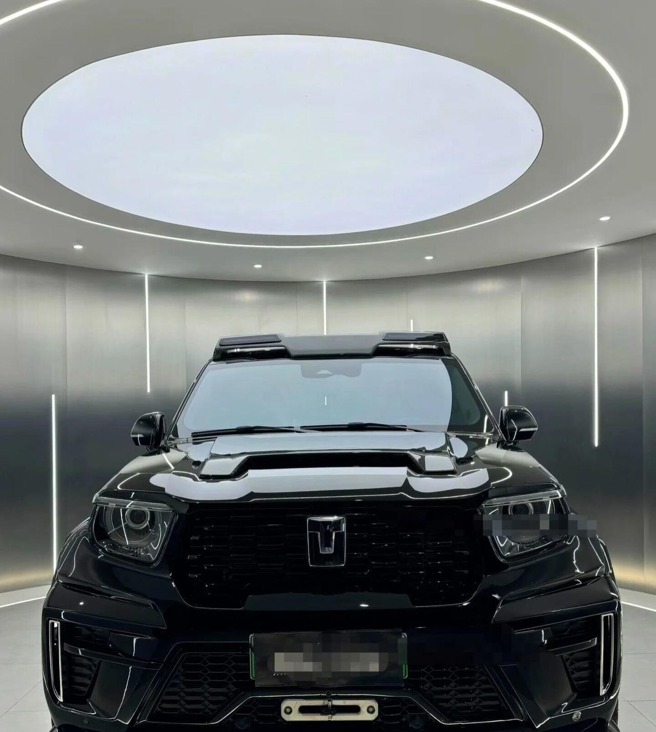 Benz G63那方盒子造型非常经典，4.0T V8双涡轮，内饰豪华，越野和运动
