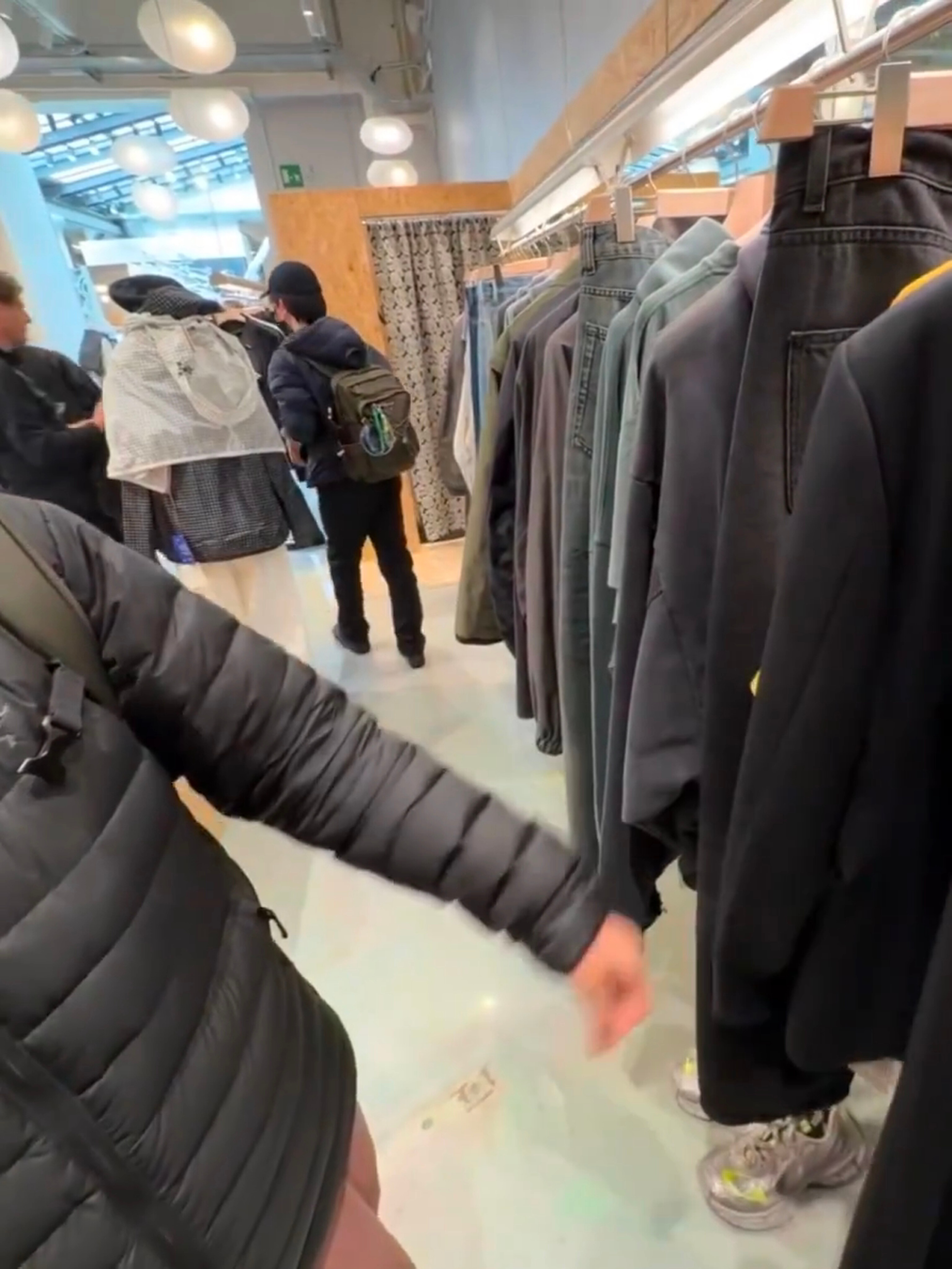 米兰偶遇苏新皓探店 米兰偶遇苏新皓，我也想要这样的机遇