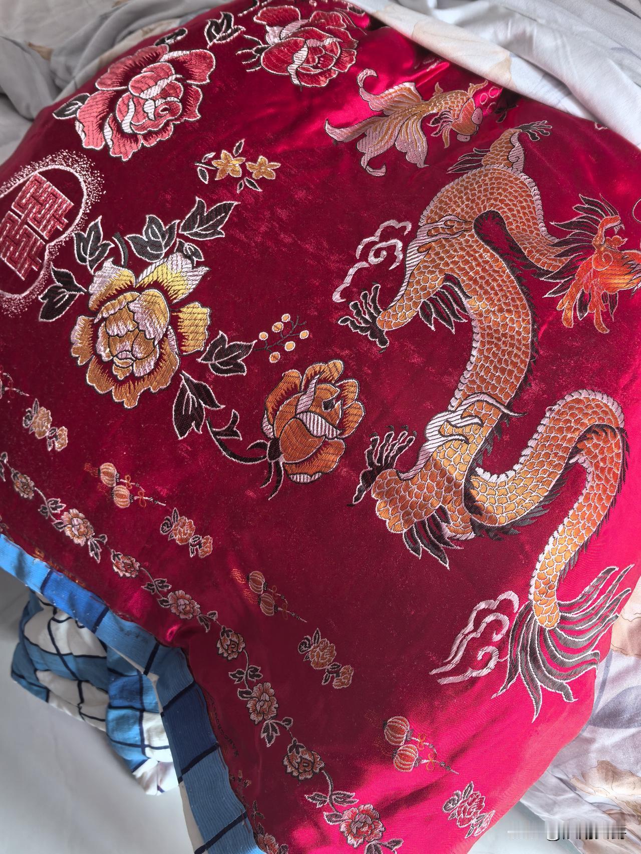 这是我们结婚时持巨资做的被子。

就不明白，被表背里做这么高档干啥？中看不中用，