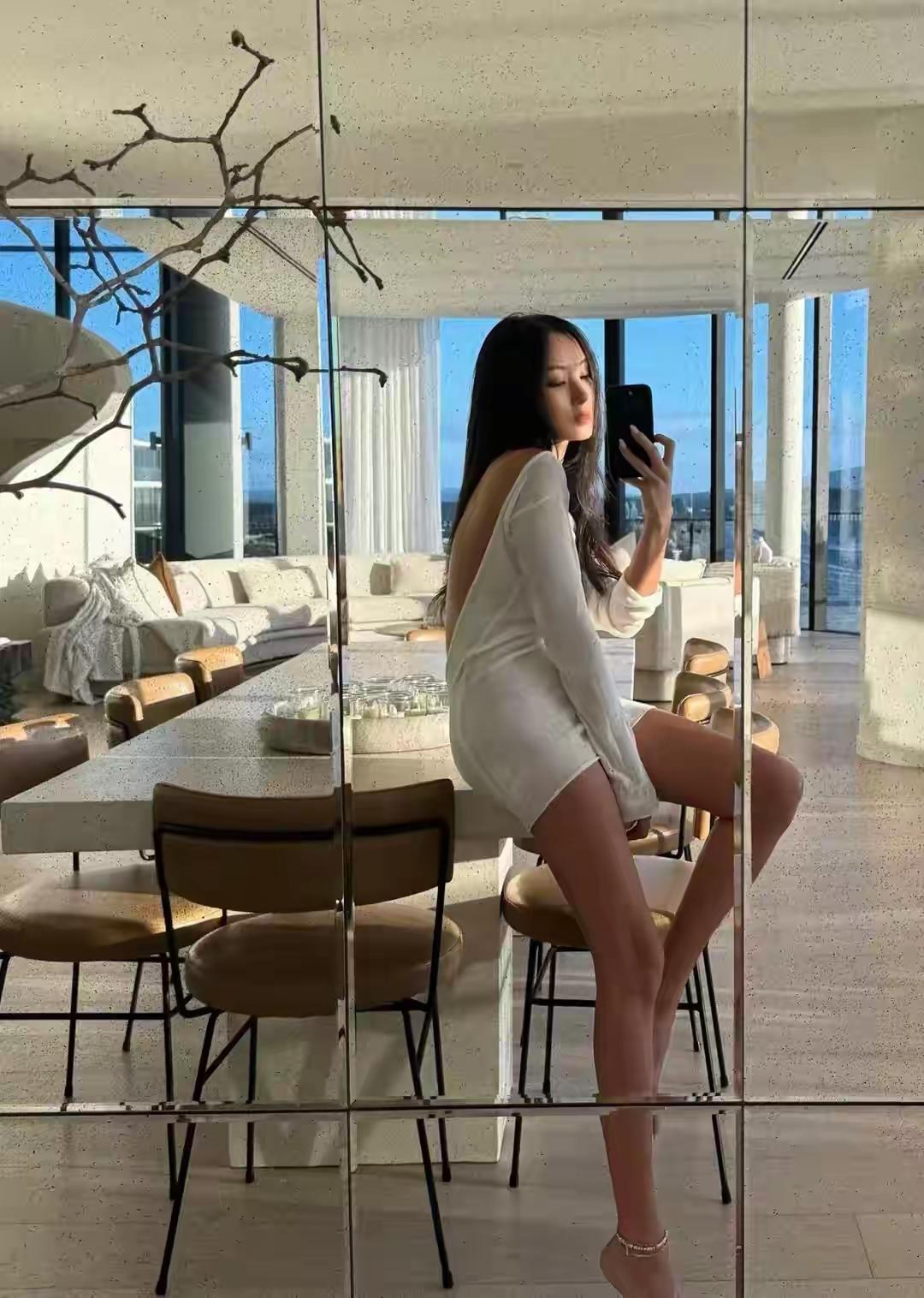 47岁的孙芸芸依然保持着令人惊叹的魔鬼身材，堪称台湾女星保养界的典范。岁月似乎未