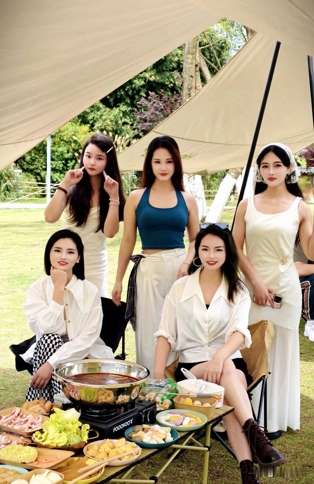 户外野餐，美食与闺蜜相伴，美好时光定格！🌿🍽️👭