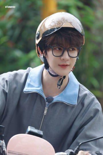 从光头强的幽默cos到黑西装的贵族气质，夏之光的造型跨度极大却都能完美驾驭，每次